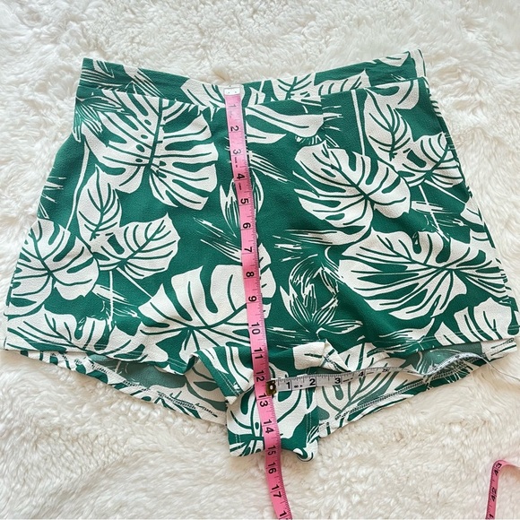 Show Me Your MuMu Green Leaf Print High Waist Shorts Size M - Picture 4 of 5